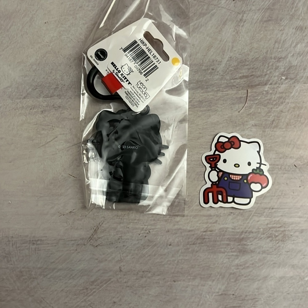 Hello Kitty Bag Charm Key Chain - Picture 2 of 2